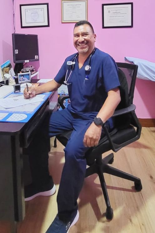 Fotografía del Dr. Montenegro en Guastatoya